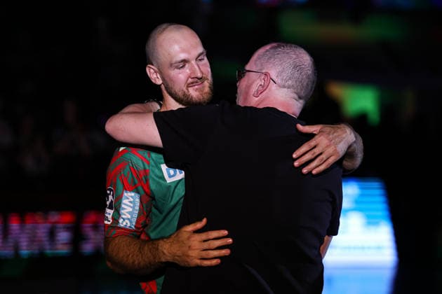 Verabschiedung nach dem Spiel - Christian O Sullivan (SC Magdeburg,24) mit Geschäftsführer Marc Henrik Schmedt (SC Magdeburg) - Handball Bundesliga Saison 2025-2026 SC Magdeburg vs. VfL Gummersbach in der GETEC Arena in Magdeburg - Aktion,Handball,Deutschland,03.06.2026