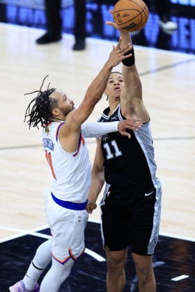 NBA, Basketball Herren, USA Finals Game 1 - New York Knicks at San Antonio Spurs New York Knicks guard Jalen Brunson (L) makes a layup past San Antonio Spurs forward Carter Bryant (R) during Game 1 of the NBA Finals between the New York Knicks and the San Antonio Spurs in San Antonio, Texas, USA, 03 June 2026. SAN ANTONIO United States  Copyright: xADAMxDAVISx