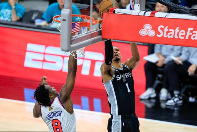 NBA, Basketball Herren, USA Finals Game 1 - New York Knicks at San Antonio Spurs San Antonio Spurs forward Victor Wembanyama (R) makes a shot over New York Knicks forward Og Anunoby (L) during Game 1 of the NBA Finals between the New York Knicks and the San Antonio Spurs in San Antonio, Texas, USA, 03 June 2026. SAN ANTONIO United States  Copyright: xADAMxDAVISx