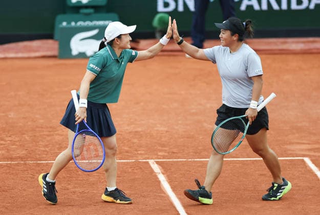 (260604) -- PARIS, June 4, 2026 -- Aoyama Shuko (L) Liang En-Shuo react during the women s doubles quarterfinal match between Guo Hanyu (China) Kristina Mladenovic (France) and Aoyama Shuko (Japan) Liang En-Shuo (Chinese Taipei) at the French Open tennis tournament at Roland Garros, Paris, France, June 3, 2026. ) (SP)FRANCE-PARIS-TENNIS-FRENCH OPEN-WOMEN S DOUBLES-QUARTERFINAL WuxHuiwo 