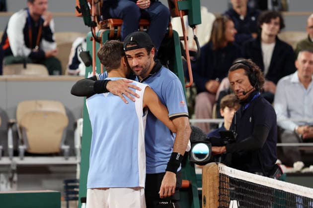 Roland-Garros: Matteo Berrettini retires in the quarter-finals; Matteo Arnaldi (7 5, 5 2, ret.) advances to the semi-finals. Roland-Garros : Matteo Berrettini abandonne en quart de finale, Matteo Arnaldi (7-5, 5-2, ab.) passe en demi-finaleS. Paris,le 3 Juin 2026 Roland-Garros: Matteo Berrettini retires in the quarter-finals; Matteo Arnaldi (7 5, 5 2, ret.) advances to the semi-finals. Paris,June 03 th 2026  Copyright: xDavidxKerx