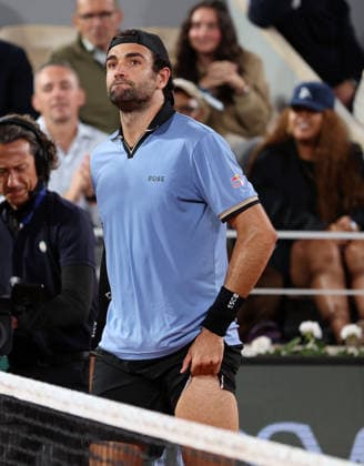 Roland-Garros: Matteo Berrettini retires in the quarter-finals; Matteo Arnaldi (7 5, 5 2, ret.) advances to the semi-finals. Roland-Garros : Matteo Berrettini abandonne en quart de finale, Matteo Arnaldi (7-5, 5-2, ab.) passe en demi-finaleS. Paris,le 3 Juin 2026 Roland-Garros: Matteo Berrettini retires in the quarter-finals; Matteo Arnaldi (7 5, 5 2, ret.) advances to the semi-finals. Paris,June 03 th 2026  Copyright: xDavidxKerx