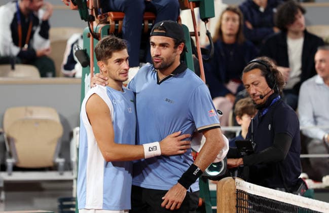 Roland-Garros: Matteo Berrettini retires in the quarter-finals; Matteo Arnaldi (7 5, 5 2, ret.) advances to the semi-finals. Roland-Garros : Matteo Berrettini abandonne en quart de finale, Matteo Arnaldi (7-5, 5-2, ab.) passe en demi-finaleS. Paris,le 3 Juin 2026 Roland-Garros: Matteo Berrettini retires in the quarter-finals; Matteo Arnaldi (7 5, 5 2, ret.) advances to the semi-finals. Paris,June 03 th 2026  Copyright: xDavidxKerx
