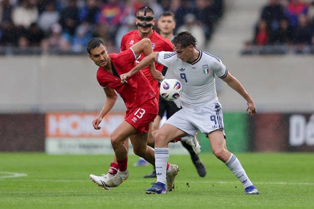 Dirk Carlson (Luxemburg 13) im Zweikampf mit Pio Esposito (Italien 9), Trikot ziehen Fussball, Saison 2025-2026, Freundschaftsspiel, Länderspiel 03.06.2026 Nationalmannschaft Luxemburg - Italien (LUX vs ITA) Stade de Luxembourg, Luxemburg