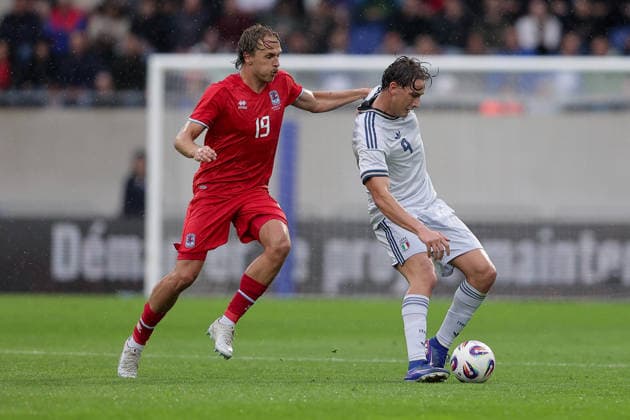 Mathias Olesen (Luxemburg 19) im Zweikampf mit Pio Esposito (Italien 9) Fussball, Saison 2025-2026, Freundschaftsspiel, Länderspiel 03.06.2026 Nationalmannschaft Luxemburg - Italien (LUX vs ITA) Stade de Luxembourg, Luxemburg