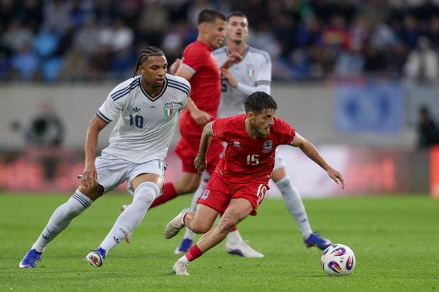 Vincent Thill (Luxemburg 15) im Zweikampf mit Cher Ndour (Italien 10) Fussball, Saison 2025-2026, Freundschaftsspiel, Länderspiel 03.06.2026 Nationalmannschaft Luxemburg - Italien (LUX vs ITA) Stade de Luxembourg, Luxemburg