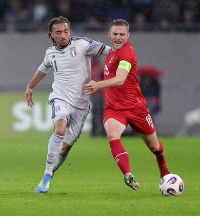 Laurent Jans (Kapitän Luxemburg 18) im Zweikampf mit Luca Koleosho (Italien 11) Fussball, Saison 2025-2026, Freundschaftsspiel, Länderspiel 03.06.2026 Nationalmannschaft Luxemburg - Italien (LUX vs ITA) Stade de Luxembourg, Luxemburg