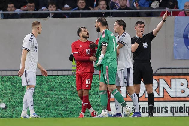Danel Sinani (Luxemburg 10) diskutiert mit Gianluigi Donnarumma (Torwart Italien 1) Fussball, Saison 2025-2026, Freundschaftsspiel, Länderspiel 03.06.2026 Nationalmannschaft Luxemburg - Italien (LUX vs ITA) Stade de Luxembourg, Luxemburg