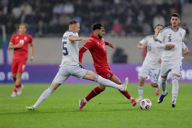 Danel Sinani (Luxemburg 10) im Zweikampf mit Luca Lipani (Italien 5) Fussball, Saison 2025-2026, Freundschaftsspiel, Länderspiel 03.06.2026 Nationalmannschaft Luxemburg - Italien (LUX vs ITA) Stade de Luxembourg, Luxemburg