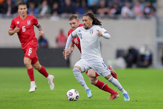 Luca Koleosho (Italien 11) im Zweikampf mit Laurent Jans (Kapitän Luxemburg 18) Fussball, Saison 2025-2026, Freundschaftsspiel, Länderspiel 03.06.2026 Nationalmannschaft Luxemburg - Italien (LUX vs ITA) Stade de Luxembourg, Luxemburg