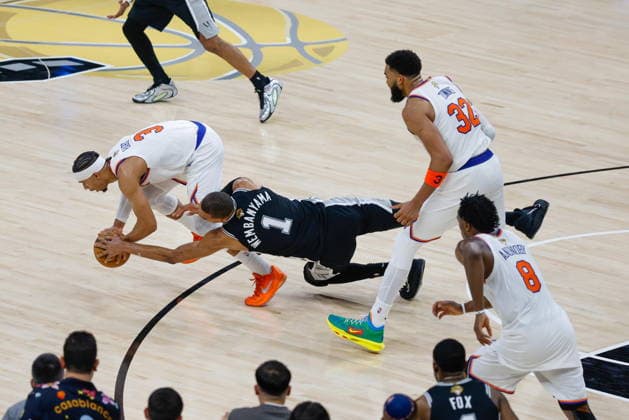 NBA, Basketball Herren, USA Finals Game 1 - New York Knicks at San Antonio Spurs epaselect San Antonio Spurs forward Victor Wembanyama (2-L) and New York Knicks guard Josh Hart (L) dive for the ball during Game 1 of the NBA Finals between the New York Knicks and the San Antonio Spurs in San Antonio, Texas, USA, 03 June 2026. SAN ANTONIO United States  Copyright: xADAMxDAVISx