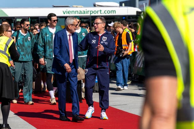 Sport Bilder des Tages SOCCER - FIFA World Cup, WM, Weltmeisterschaft, Fussball 2026, preview VIENNA,AUSTRIA,04.JUN.26 - SOCCER - FIFA World Cup 2026, USA, Mexico, Canada, preview, farewell OEFB, Oesterreichischer Fussball-Bund. Image shows president Alexander van der Bellen (Austria) and head coach Ralf Rangnick (AUT).  GEPAxpictures xPhilippxBrem