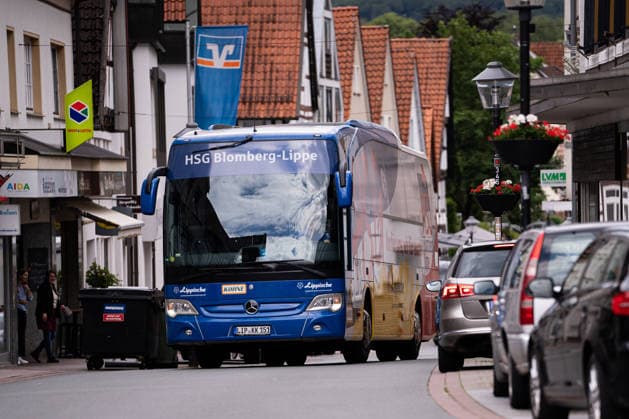 Meisterfeier der HSG Blomberg-Lippe, 3.6.2026, Saision 2025 2026, Blomberg Der Mannschaftsbus der HSG Blomberg-Lippe (GER) kommt am Marktplatz an Blomberg Marktplatz Blomberg Deutschland