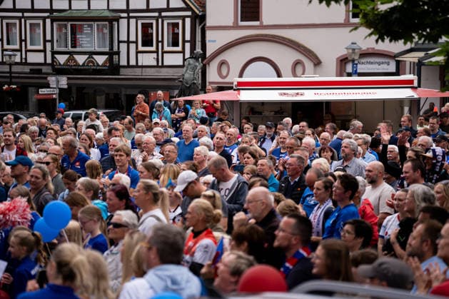 Meisterfeier der HSG Blomberg-Lippe, 3.6.2026, Saision 2025 2026, Blomberg Die Fans der HSG Blomberg-Lippe (GER) bei der Meisterfeier auf dem Marktplatz Blomberg Marktplatz Blomberg Deutschland