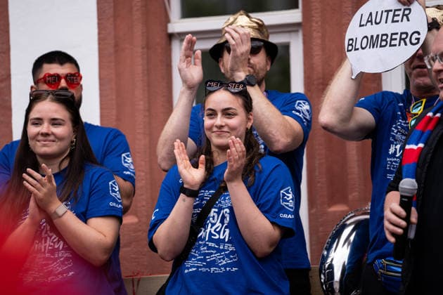 Meisterfeier der HSG Blomberg-Lippe, 3.6.2026, Saision 2025 2026, Blomberg Carolin Jaron (HSG Blomberg-Lippe, 15) freut sich ueber den Titel als deutscher Meister Blomberg Marktplatz Blomberg Deutschland
