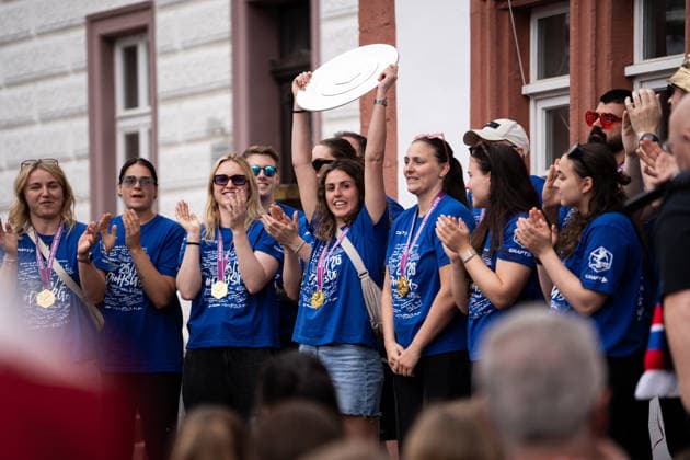 Meisterfeier der HSG Blomberg-Lippe, 3.6.2026, Saision 2025 2026, Blomberg Die Spielerinnen freuen sich ueber den Titel als deutscher Meister. Im Fokus: Ona Vegue (HSG Blomberg-Lippe, 14) hebt die Meisterschale Blomberg Marktplatz Blomberg Deutschland