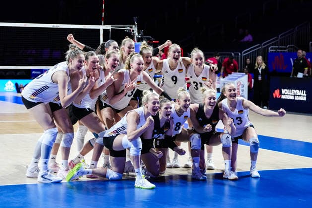 2026 Women s Volleyball Nations League - Day1 Team Germany celebrates after the 2026 Women s Volleyball Nations League match between Germany and Canada at Videotron Centre in Quebec City, Canada, on June 3, 2026. Quebec City Quebec Canada  Copyright: xYuanxTianx originalFilename:tian-2026wome260603_npSdm.jpg