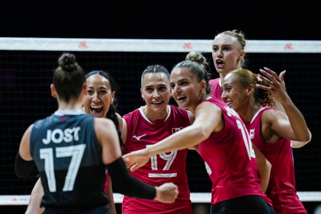 2026 Women s Volleyball Nations League - Day1 Team Canada celebrates after scoring a point during the 2026 Women s Volleyball Nations League match between Germany and Canada at Videotron Centre in Quebec City, Canada, on June 3, 2026. Quebec City Quebec Canada  Copyright: xYuanxTianx originalFilename:tian-2026wome260603_nptk5.jpg