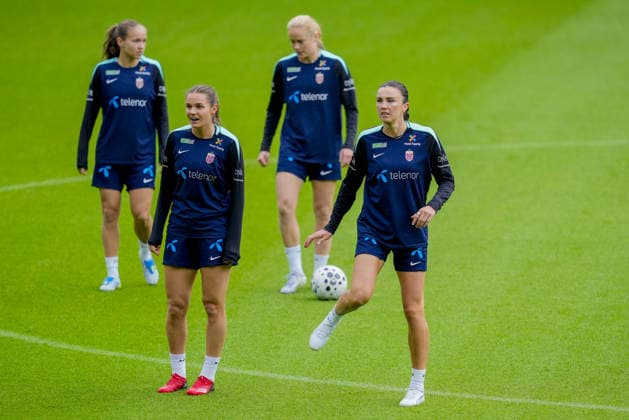 Womens national football team Oslo 20260604 Andrea Norheim and Ingrid Syrstad Engen prepare for the World Cup qualifier against Germany at Ullevaal Stadium Photo Javad Parsa NTB Oslo Norway EDITORIAL USE ONLY RESTRICTED USE FOR BETTING COMPANIES  Copyright: xJavadxParsax xNTBx