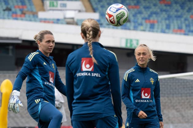 260604 Goalkeeper Jennifer Falk and Hanna Bennison of the Swedish women s national football team during a training session on June 4, 2026 in Gothenburg. Photo: Daniel Stiller BILDBYRAN kod DS DS0583 fotboll football soccer fotball vm-kval kval fifa womens world cup qualifier qualifier träning practice training sverige sweden dam bbeng Copyright: DANIELxSTILLER BB260604DS001