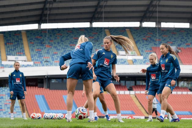 260604 Bella Andersson and Rosa Kafaji of the Swedish women s national football team during a training session on June 4, 2026 in Gothenburg. Photo: Daniel Stiller BILDBYRAN kod DS DS0583 fotboll football soccer fotball vm-kval kval fifa womens world cup qualifier qualifier träning practice training sverige sweden dam bbeng Copyright: DANIELxSTILLER BB260604DS016