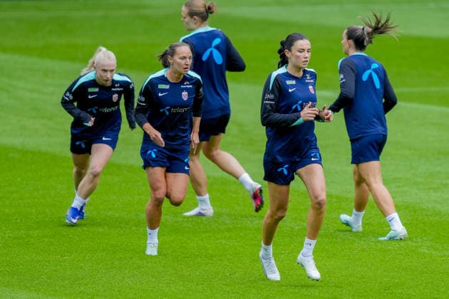 Sport Bilder des Tages Landslaget kvinner i fotball Oslo 20260604. Thea Bjelde. Marit Bratberg Lund og Ingrid Syrstad Engen forbereder seg til VM-kvalifiseringskamp mot Tyskland pa Ullevaal stadion. Foto: Javad Parsa NTB Oslo Norge EDITORIAL USE ONLY. RESTRICTED USE FOR BETTING COMPANIES Ref:_SPOJyR7ov1amvU.jpg *** Womens national football team Oslo 20260604 Thea Bjelde Marit Bratberg Lund and Ingrid Syrstad Engen prepare for the World Cup qualifier against Germany at Ullevaal Stadium Photo Javad Parsa NTB Oslo Norway EDITORIAL USE ONLY RESTRICTED USE FOR BETTING COMPANIES  Copyright: xJavadxParsax xNTBx