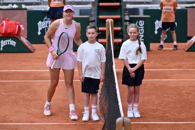 2026 French Open (Roland-Garros) - Day 12 PARIS, FRANCE - JUNE 4: Mirra Andreyeva poses with ball boys ahead of women s Singles semi-final match against Marta Kostyuk (not seen) of Ukraine during the 2026 French Open at Philippe-Chatrier Court in Paris, France on June 04, 2026. Mustafa Yalcin Anadolu Paris France. Editorial use only. Please get in touch for any other usage.  Copyright: x2026xAnadoluxMustafaxYalcinx