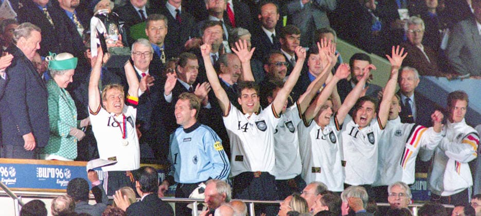 960630 Football, UEFA EURO, EM, Europameisterschaft,Fussball 1996 (England), Final, Germany - Czech Republic 2-1 (AET): German captain Jurgen Klinsmann raises the EURO trophy after the game. Behind in VIP stand are UEFA president Lennart Johansson, Queen Elizabeth of Great Britain and british prime minister John Major. Photo: BILDBYRAN M023_14 960630tysktje m023_14 final tyskland tjeckien germany v czech republic czechia 960630 dia bbeng em em96 em 96 em 1996 em1996 fotboll football soccer euro uefa euro 1996 euro1996 euro96 european championships europamästerskap wembley london june 30 1996 *** 960630 Football, Uefa EURO 1996 England , Final, Germany Czech Republic 2 1 AET German captain Jurgen Klinsmann raises the EURO trophy after the game Behind in VIP stand are UEFA president Lennart Johansson, Queen Elizabeth of Great Britain and british prime minister John Major Photo BILDBYRAN M023 14 960630tysktje m023 14 final deutschland tjeckien germany v czech republic czechia 960630 dia bbeng em em96 em 96 em 1996 em1996 fotboll football soccer euro uefa euro 1996 euro1996 euro96 european championships europamästerskap wembley london june 30 1996  Copyright: BILDBYRAN BB960630BB071