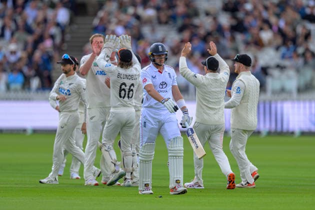 LONDON, ENGLAND JUNE 04 - Players of New Zealand celebrates the wicket of Jamie Smith of England during Day 1 of the 1st Rothesay Test Match game between England and New Zealand at Lord s Cricket Ground on June 04, 2026 in London , England . (Photo by Keeran Marquis Sports Press Photo)  Copyright: xKeeranxMarquis SPPx Sportspressphoto_SPR160577