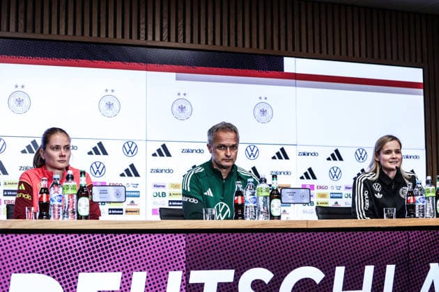Sport Bilder des Tages Fussball, WM-Qualifikation Europa (Frauen) Saison 2026 Abschluss Pressekonferenz Deutschland vor dem Spiel gegen Norwegen 04.06.2026, RheinEnergeieSTADION v.L. Sjoeke Nüsken (Deutschland), Christian Wück (Trainer, Deutschland), Sonja Alger (Pressesprecherin, Deutschland) Köln RheinEnergieSTADION Nordrhein-Westfalen Deutschland *** Sport, Football, World Cup Qualification Europe Women Season 2026 Closing Press Conference Germany before the match against Norway 04 06 2026, RheinEnergeieSTADION v L Sjoeke Nüsken Germany , Christian Wück Coach, Germany , Sonja Alger Press Spokeswoman, Germany Cologne RheinEnergieSTADION North Rhine-Westphalia Germany