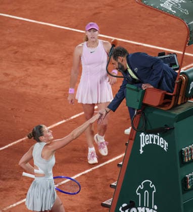 Marta Kostyuk und Schiedsrichter Kader Nouni, Hand-shake, Siegerin Mirra Andreeva im Hintergrund, Semi Finale, Damen Einzel, Women s Singles Tennis - French Open 2026 - Roland Garros - Paris - - France - 4 June 2026. Copyright: xJuergenxHasenkopfx
