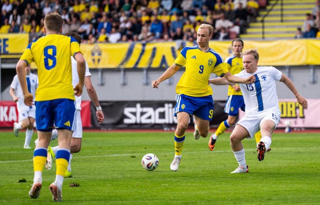 260604 Leo Östman of Sweden and Oskari Väistö of Finland during the under-21 International Friendly, Länderspiel, Nationalmannschaft football match between Sweden and Finland on June 4, 2026 in Kalmar. Photo: Suvad Mrkonjic BILDBYRAN COP 170 SM0468 fotboll football soccer fotball under-21 U21, U 21 sverige sweden finland bbeng Copyright: SUVADxMRKONJIC BB260604SM027