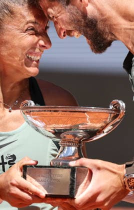 (260604) -- PARIS, June 4, 2026 -- Winners Sara Errani (L) Andrea Vavassori celebrate during the awarding ceremony after the mixed doubles final match between Sara Errani Andrea Vavassori of Italy and Gabriela Dabrowski (Canada) Evan King (the United States) at the French Open tennis tournament at Roland Garros, Paris, France, June 4, 2026. ) (SP)FRANCE-PARIS-TENNIS-FRENCH OPEN-MIXED DOUBLES-FINAL WuxHuiwo 