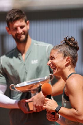 (260604) -- PARIS, June 4, 2026 -- Winners Sara Errani (R) Andrea Vavassori celebrate during the awarding ceremony after the mixed doubles final match between Sara Errani Andrea Vavassori of Italy and Gabriela Dabrowski (Canada) Evan King (the United States) at the French Open tennis tournament at Roland Garros, Paris, France, June 4, 2026. ) (SP)FRANCE-PARIS-TENNIS-FRENCH OPEN-MIXED DOUBLES-FINAL WuxHuiwo 