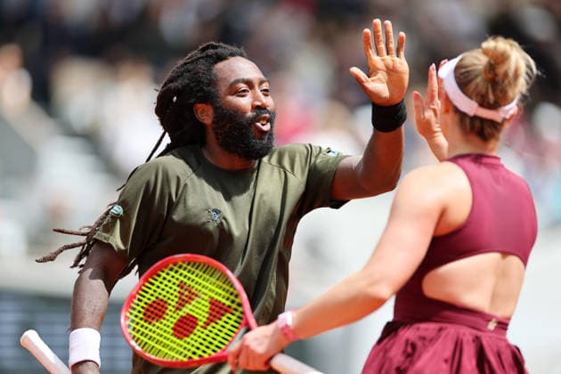 (260604) -- PARIS, June 4, 2026 -- Gabriela Dabrowski (R) Evan King celebrate scoring during the mixed doubles final match between Sara Errani Andrea Vavassori of Italy and Gabriela Dabrowski (Canada) Evan King (the United States) at the French Open tennis tournament at Roland Garros, Paris, France, June 4, 2026. ) (SP)FRANCE-PARIS-TENNIS-FRENCH OPEN-MIXED DOUBLES-FINAL WuxHuiwo 