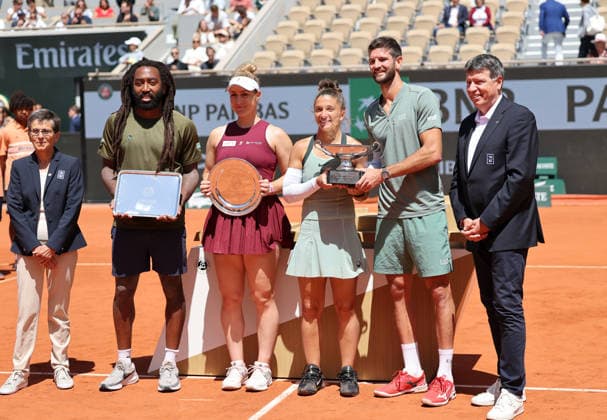 (260604) -- PARIS, June 4, 2026 -- Winners Sara Errani (3rd R) Andrea Vavassori (2nd R) and runners-up Gabriela Dabrowski (3rd L) Evan King (2nd L) pose for photos during the awarding ceremony after the mixed doubles final match between Sara Errani Andrea Vavassori of Italy and Gabriela Dabrowski (Canada) Evan King (the United States) at the French Open tennis tournament at Roland Garros, Paris, France, June 4, 2026. ) (SP)FRANCE-PARIS-TENNIS-FRENCH OPEN-MIXED DOUBLES-FINAL WuxHuiwo 