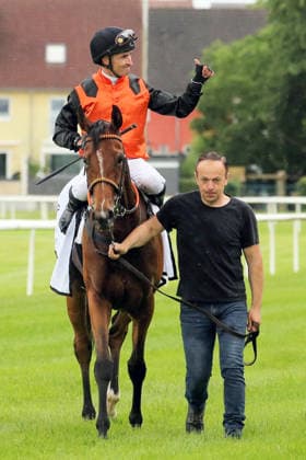 04.06.2026, Iffezheim, Baden-Wuerttemberg, GER - Ruby Lips mit Rene Piechulek nach dem Sieg. Galopprennbahn Baden-Baden, Iffezheim. (Pferd, Jockey, Ruby Lips, Piechulek, Sieg) 260604B984IFFEZHEIM.JPG