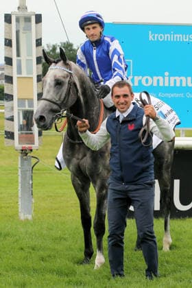04.06.2026, Iffezheim, Baden-Wuerttemberg, GER - Sir Tommy Cen mit Aurelien Lemaitre nach dem Sieg in der Kronimus 48. Badener Meile. Galopprennbahn Baden-Baden, Iffezheim. (Pferd, Jockey, Sir Tommy Cen, Lemaitre, Sieg) 260604B988IFFEZHEIM.JPG