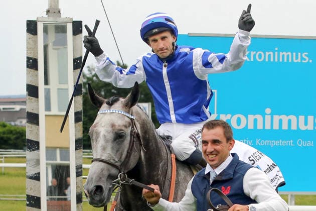 04.06.2026, Iffezheim, Baden-Wuerttemberg, GER - Sir Tommy Cen mit Aurelien Lemaitre nach dem Sieg in der Kronimus 48. Badener Meile. Galopprennbahn Baden-Baden, Iffezheim. (Pferd, Jockey, Sir Tommy Cen, Lemaitre, Sieg) 260604B989IFFEZHEIM.JPG