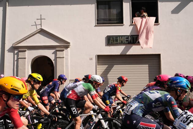 The pack rides during Stage 6 of the Giro d™Italia Women, from Ala to Brescello, Italy - Thursday June 4, 2026  Copyright: xMarcoxAlpozzi LaPressex