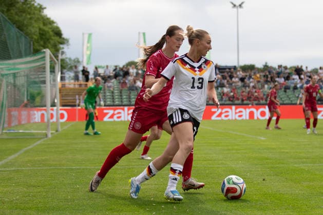 GER, Leipzig, DFB, Fussball, Frauenfussball, internationales Freundschaftsspiel, Deutschland U23 vs. Daenemark U23 im Bild v.l.: Sophie Nachtigall (Deutschland U23 13), Zweikampf 04.06.2026, Alfred-Kunze Sportpark Leipzig DFB REGULATIONS PROHIBIT ANY USE OF PHOTOGRAPHS AS IMAGE SEQUENCES AND OR QUASI-VIDEO, Copyright: HMBxMedia PaulxFritz