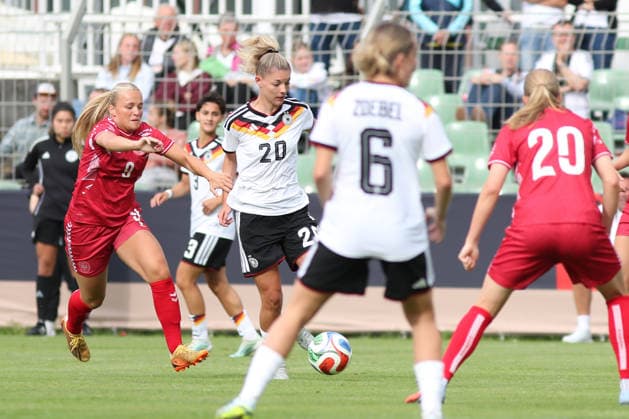 Fußball, U23-Frauen: Deutschland - Dänemark, 04.06.26 Julia Landenberger (20, Deutschland U23, RB Leipzig) vor Mai Wendicke (9, Dänemark U23). Fußball, Testspiel U23-Frauen: Deutschland - Dänemark am 04.06.26 im Alfred-Kunze-Sportpark Leipzig-Leutzsch. Copyright: xBEAUTIFULxSPORTS JanxKaeferx