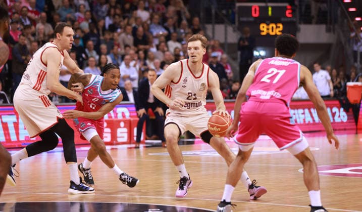 V.l. Johannes Voigtmann (Bayern), Jalen Finch (Bonn), Justus Hollatz (Bayern) und Joel Aminu (Bonn), Bonn, Deutschland, 04.06.2026, Basketball Bundesliga, 3. Halbfinale, Telekom Baskets Bonn vs FC Bayern München Basketball.