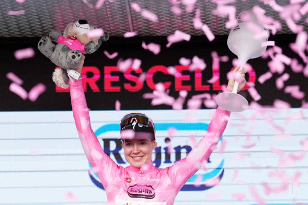Sport Bilder des Tages The pink jersey Netherlands™s Anna van der Breggen of Team SD Worx - Protime™s celebrate on the podium after the Stage 6 of the Giro d™Italia Women, from Ala to Brescello, Italy, Thursday, June 4, 2026  Copyright: xDavidexSpada LaPressex