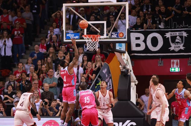 Jeff Garrett (Bonn) wirft unter dem Korb neben Kur Jongkuch (Bonn) und Oscar da Silva (Bayern), Bonn, Deutschland, 04.06.2026, Basketball Bundesliga, 3. Halbfinale, Telekom Baskets Bonn vs FC Bayern München Basketball.