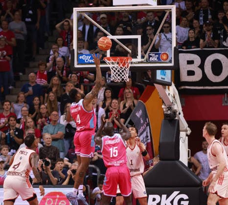 Jeff Garrett (Bonn) wirft unter dem Korb neben Kur Jongkuch (Bonn) und Oscar da Silva (Bayern), Bonn, Deutschland, 04.06.2026, Basketball Bundesliga, 3. Halbfinale, Telekom Baskets Bonn vs FC Bayern München Basketball.