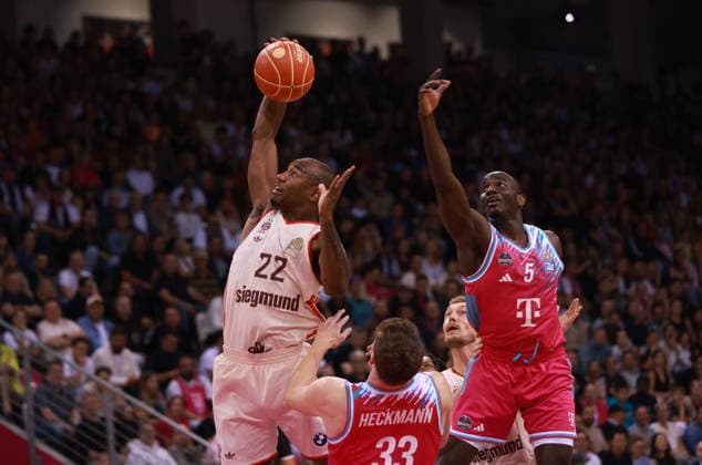 Isiaha Mike (Bayern) am Ball gegen Patrick Heckmann (Bonn) und Tylan Birts (Bonn), Bonn, Deutschland, 04.06.2026, Basketball Bundesliga, 3. Halbfinale, Telekom Baskets Bonn vs FC Bayern München Basketball.