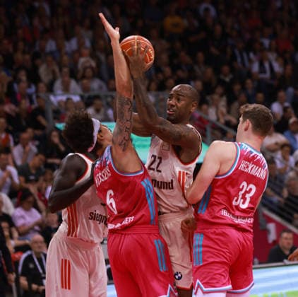 Isiaha Mike (Bayern) am Ball gegen Michael Kessens (Bonn) und Patrick Heckmann (Bonn), Bonn, Deutschland, 04.06.2026, Basketball Bundesliga, 3. Halbfinale, Telekom Baskets Bonn vs FC Bayern München Basketball.