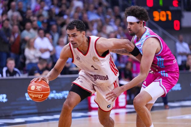04.06.2026, xydrx, Basketball, easyCredit Basketball Bundesliga, Playoffs, Halbfinale Spiel 3, Telekom Baskets Bonn - FC Bayern München Basketball, Telekom Dome Bonn: Oscar da Silva (FC Bayern Muenchen Basketball, 1) im Zweikampf gegen Michael Kessens (Telekom Baskets Bonn, 6) Copyright: HMBxMedia YannisxDreimann
