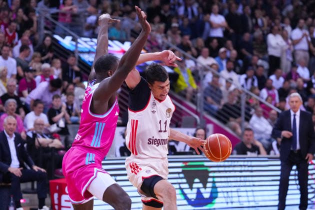 04.06.2026, xydrx, Basketball, easyCredit Basketball Bundesliga, Playoffs, Halbfinale Spiel 3, Telekom Baskets Bonn - FC Bayern München Basketball, Telekom Dome Bonn: Tylan Birts (Telekom Baskets Bonn, 5) im Zweikampf gegen Vladimir Lucic (FC Bayern Muenchen Basketball, 11) Copyright: HMBxMedia YannisxDreimann
